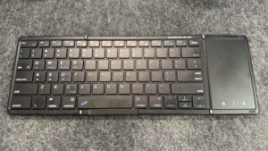 折りたたみ式Bluetoothタッチパッド付きキーボードのイメージ写真|500
