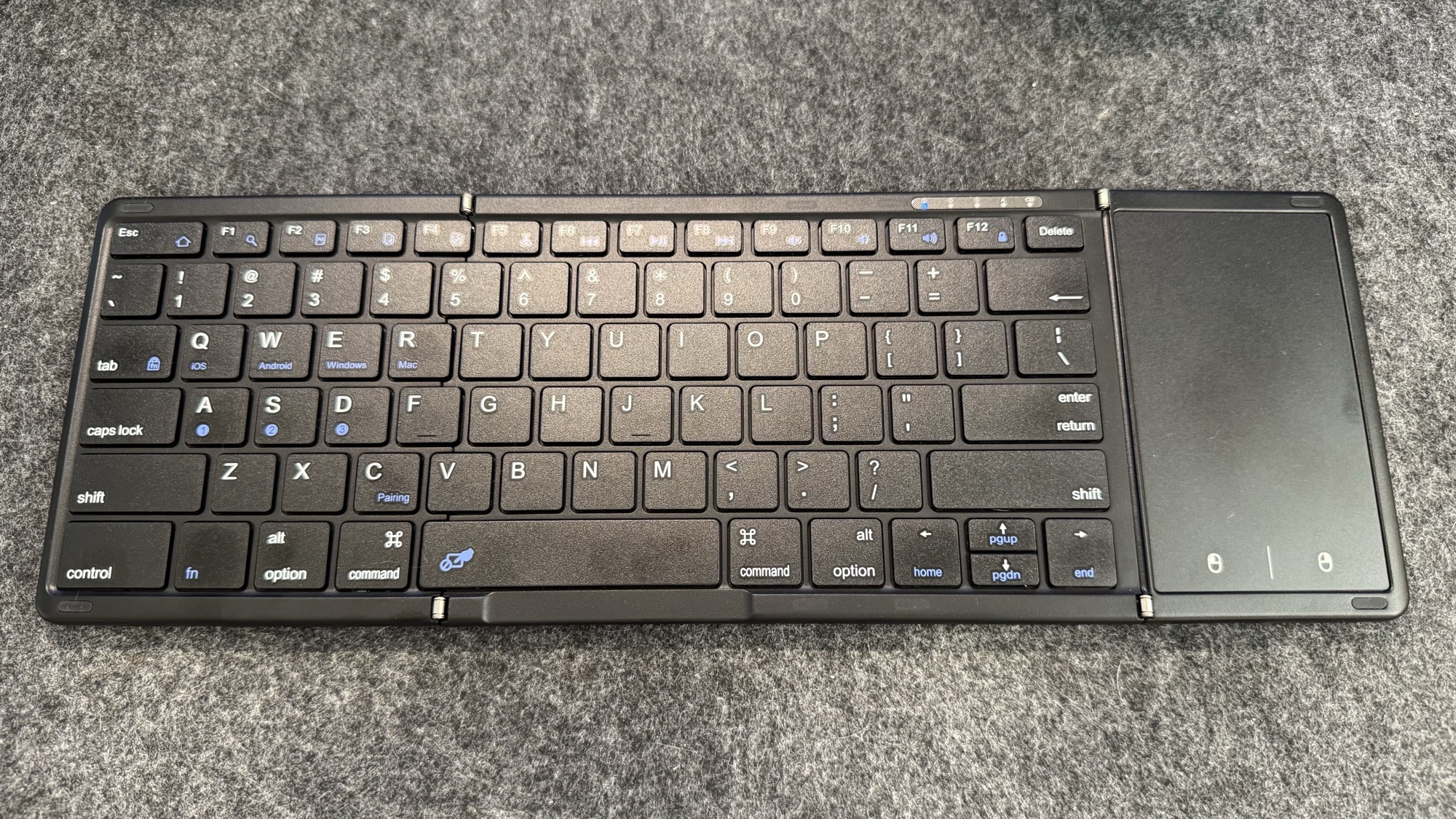 折りたたみ式Bluetoothタッチパッド付きキーボードのイメージ写真|500