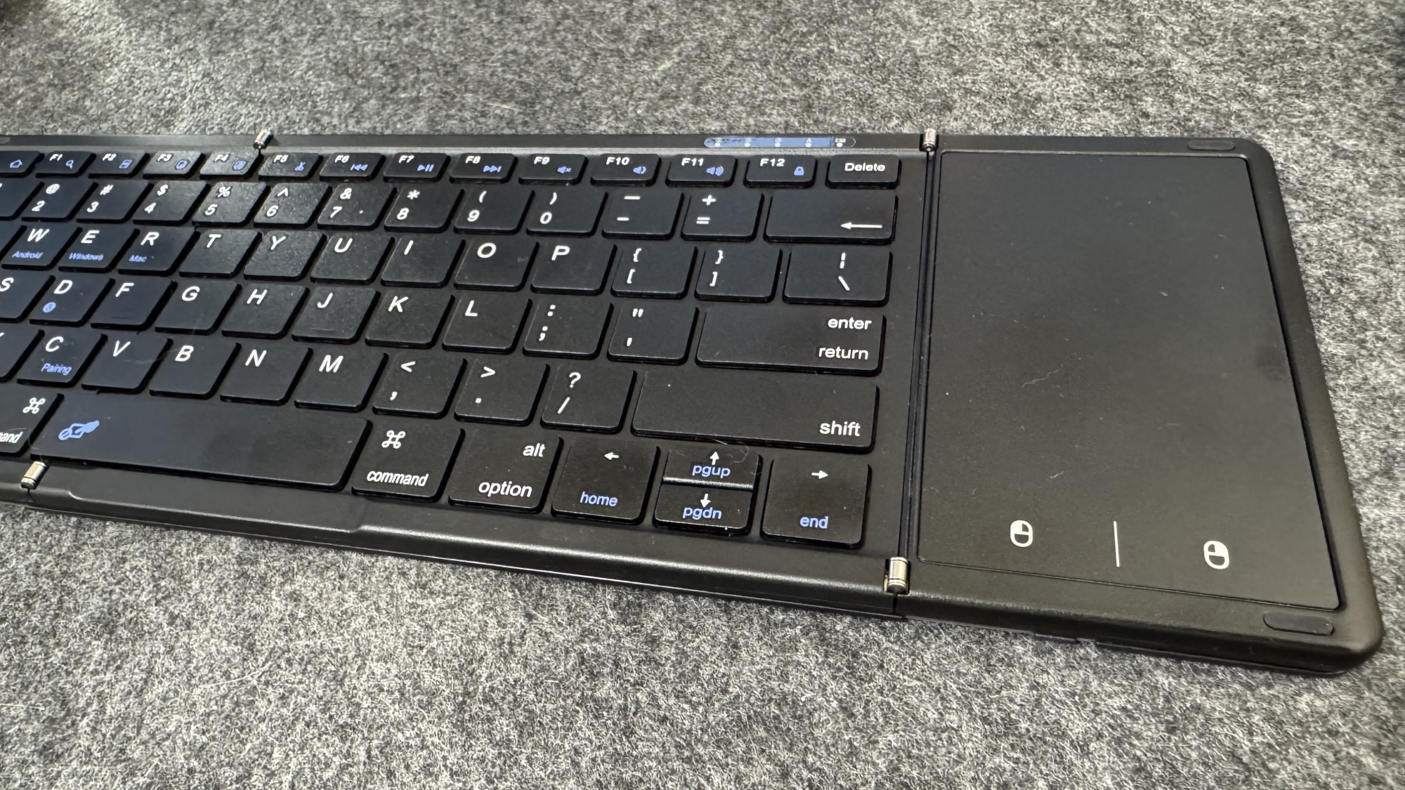 Omikamo 折りたたみ式Bluetoothタッチパッド付きキーボードの外観