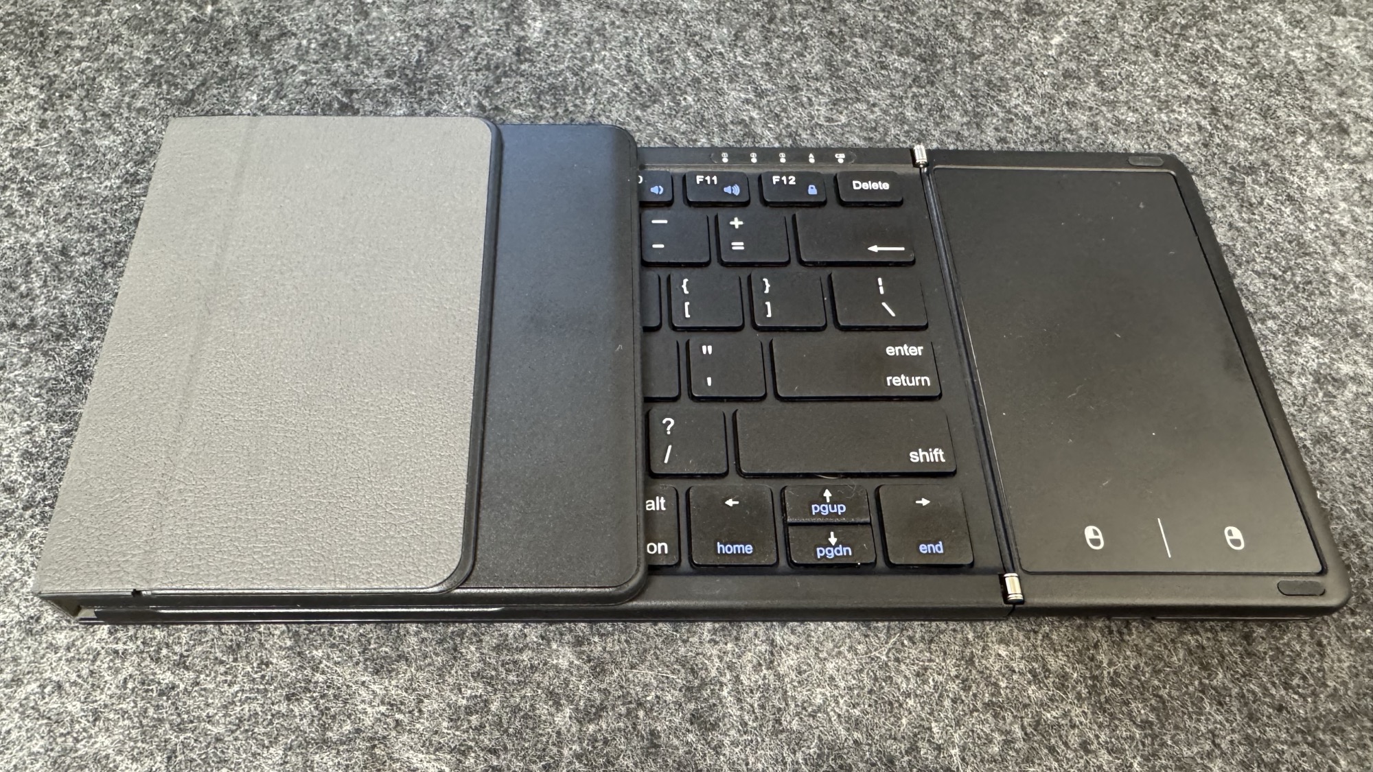 Omikamo 折りたたみ式Bluetoothキーボード折りたたみ時（右側展開）のキーボード配列とデザイン