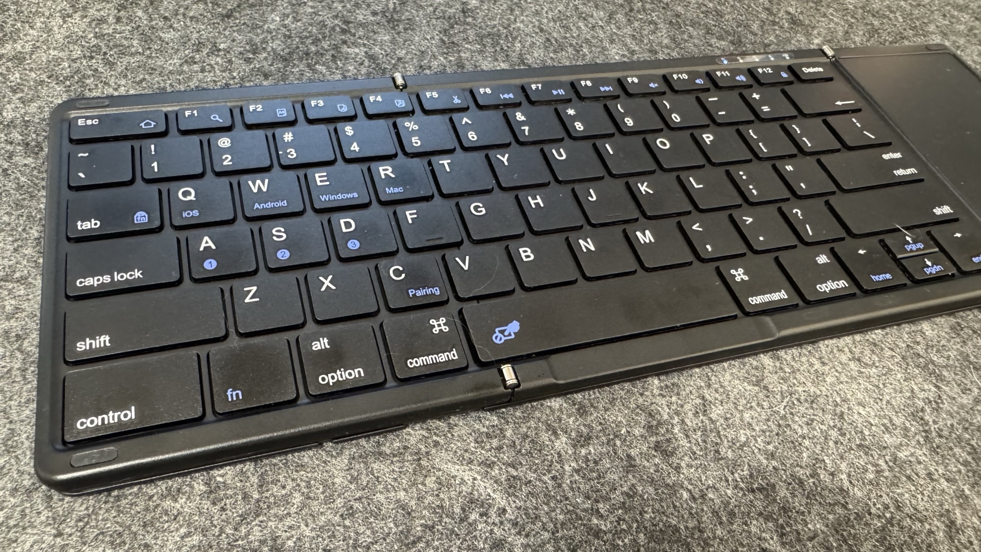 Omikamo 折りたたみ式Bluetoothキーボード展開時のキーボード配列とデザイン