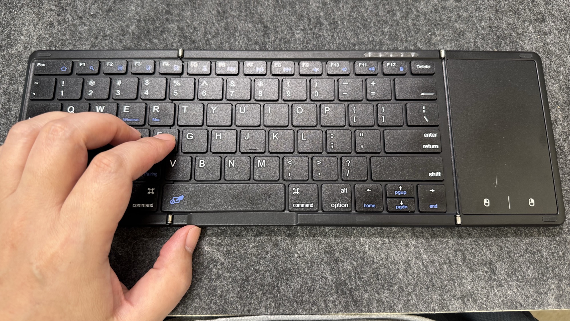 Omikamo 折りたたみ式Bluetoothキーボード 実際に手を置いてタイピングしている様子