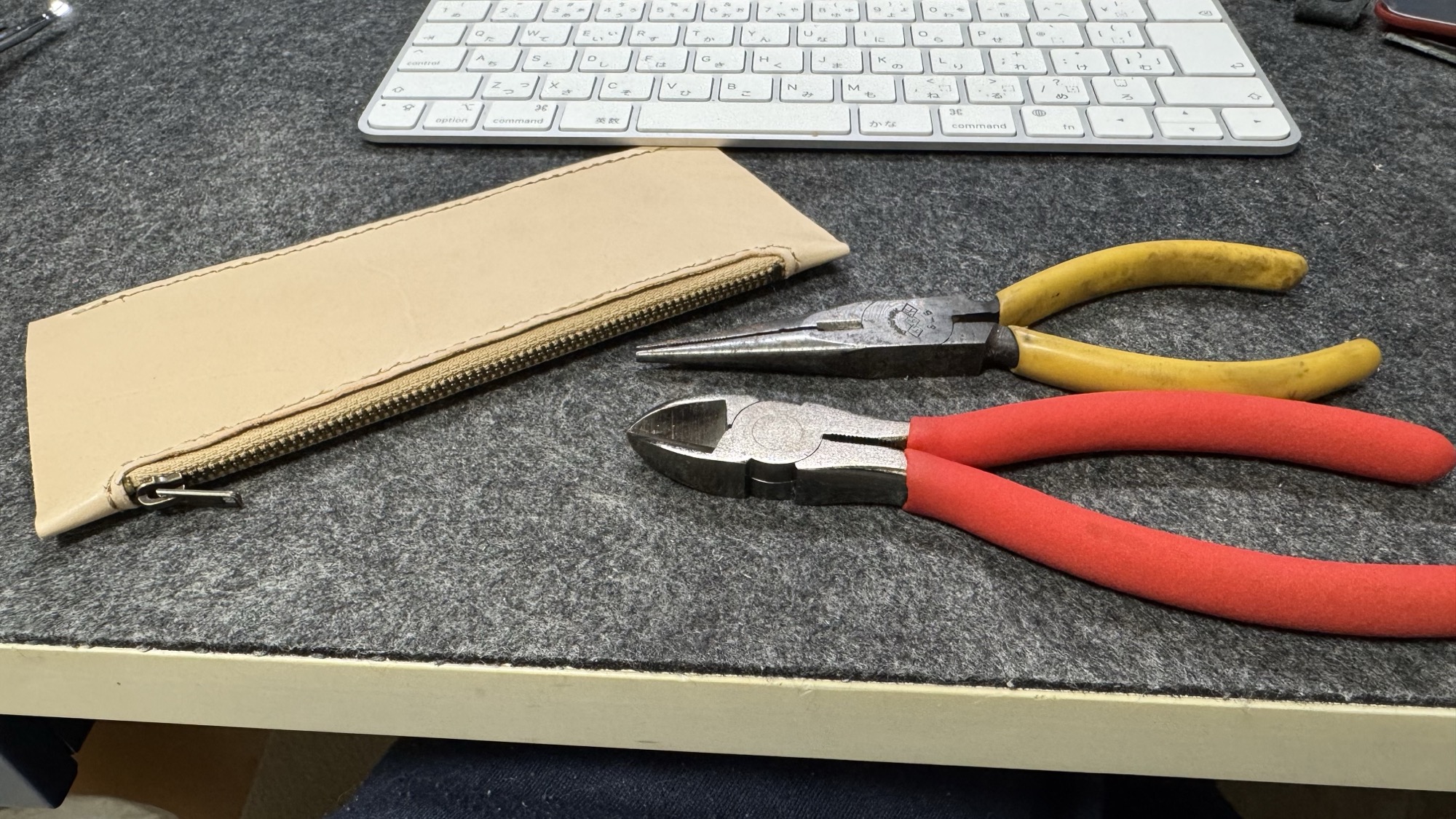 調整後のファスナー／ニッパーなどの工具